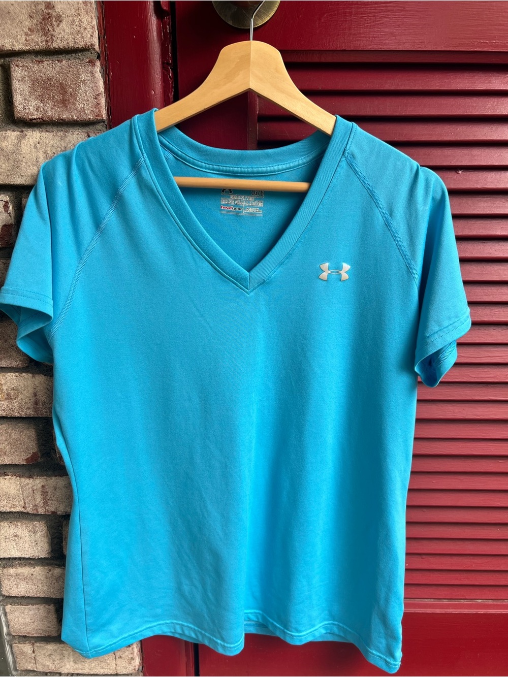 Under Armour Woman’s Aqua Blue V-Neck Short Sleeve T Shirt Large